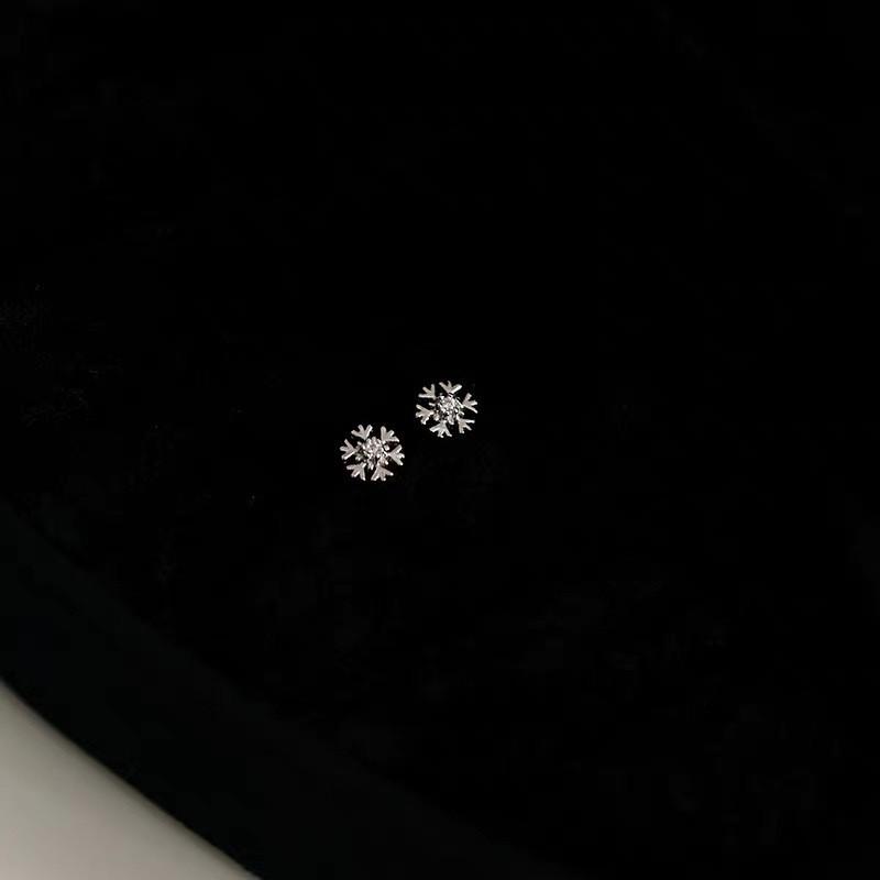 

Sterling Silver Snowflake Stud Earrings - Elegant Winter Christmas Jewelry for Women S925 Silver