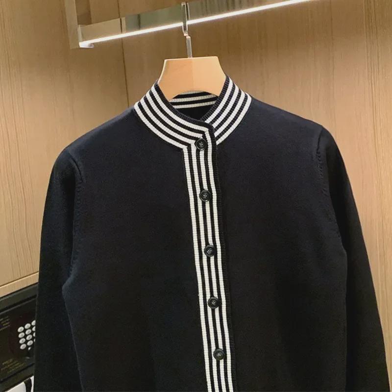 Pánský trendy pruhovaný černobílý kardigan se stojáčkem: Evropský a americký podzimní styl svetr