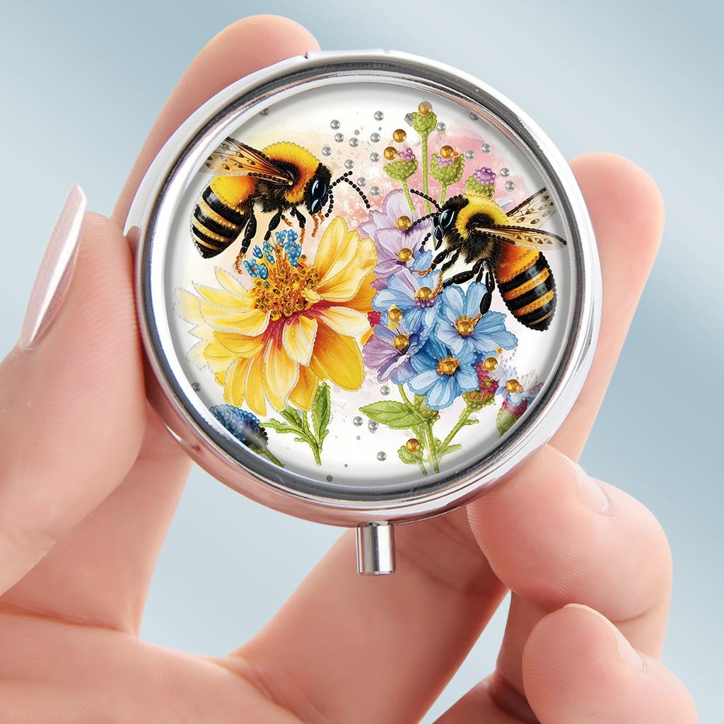 Tragbare Pillendose mit 3 Fächern, Mini-Metall-Medikamenten-Organizer-Etui, Niedlicher bedruckter Pillenbehälter für Vitamine, Pillen, Schmuck, Reisen, Tägliche Anwendung