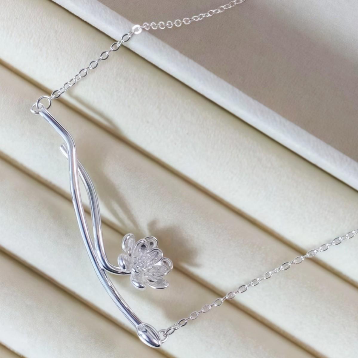 

Aesthetic Multi-layer Lotus Necklace for Women - European & American Fashion, Ins Style Clavicle Chain Jewelry. серебряный