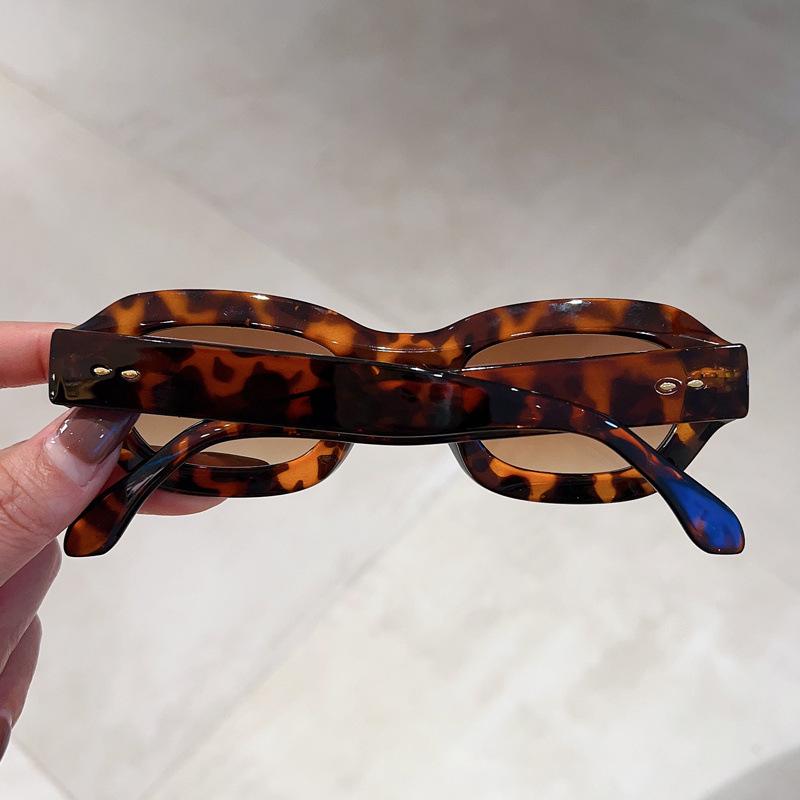 Luxury Brand Designer Small Frame Sunglasses Women Vintage Fashion Sun Glasses For Men Trendy Punk Rivet Hip Hop Shades Uv400