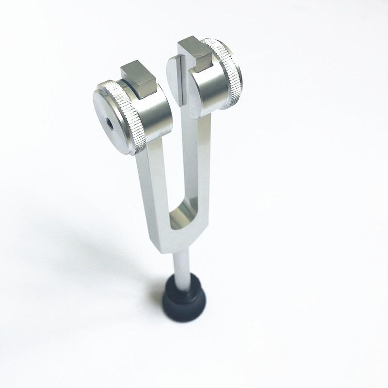 Silbrige 432-Hz-Stimmgabel mit Sockel, Schlaginstrumente, Stimmgabeln aus Aluminiumlegierung, Instrumente zur Klangheilung und Therapie