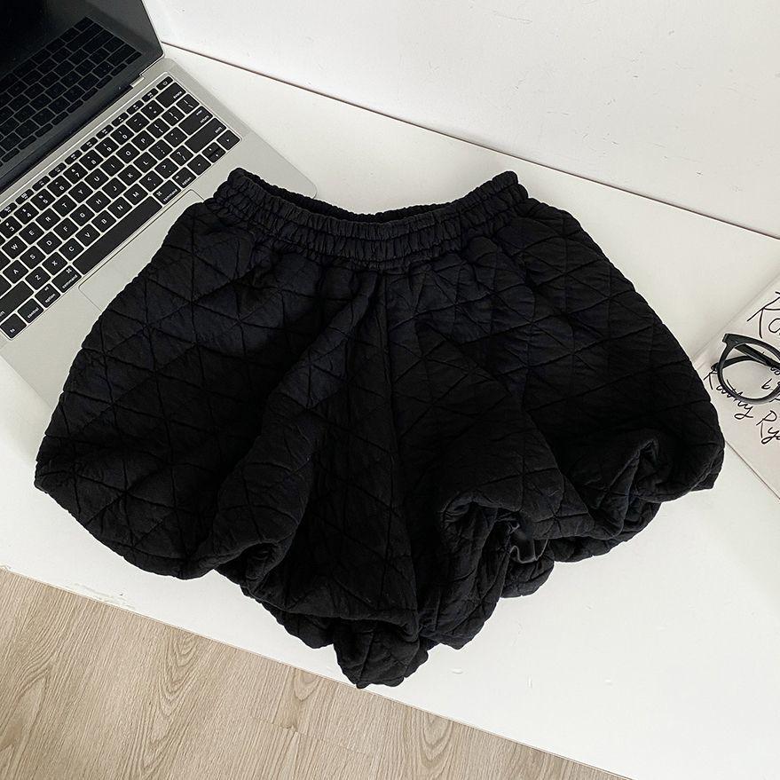 Women's Hip-Hugging A-Line Diamond Quilted Lantern Pants: Winter-Ready, Elastic Waist, Wide-Leg, Short Style