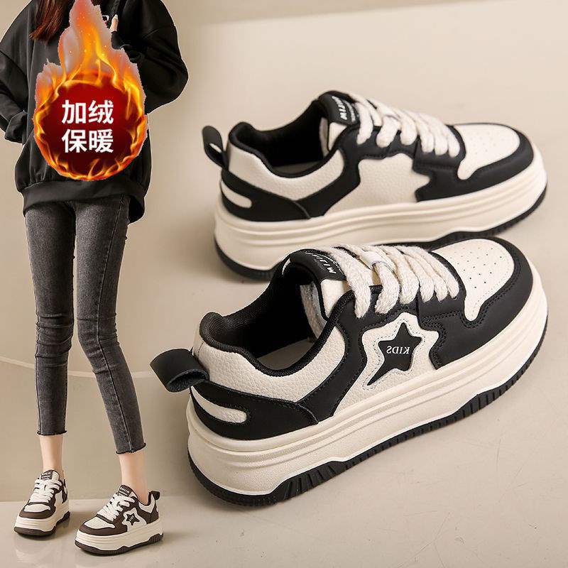 Super fire velvet little white shoes 2025 new autumn and winter thick baseplate shoes versatile black and white star panda shoes ins tide
