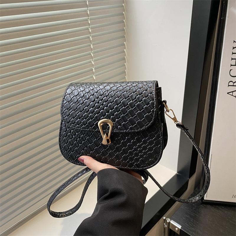 

Женская сумка в иностранном стиле с плетеным узором, весна 2025, простая маленькая квадратная сумка, модный однотонный ретро-замок, сумка через плечо чёрный