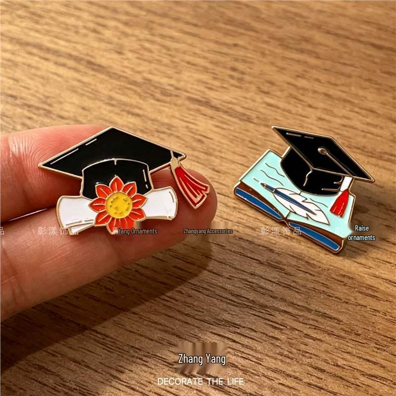 Creative Graduation Brooch: Bachelor Cap & Doctor Hat Metal Badge Souvenir Gift with Flower & Book Design