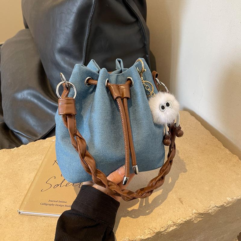 Drawstring Small Bag Women's Shoulder Messenger Bag 2025 Spring New Versatile Ins Foreign Denim Bucket Bag Tide