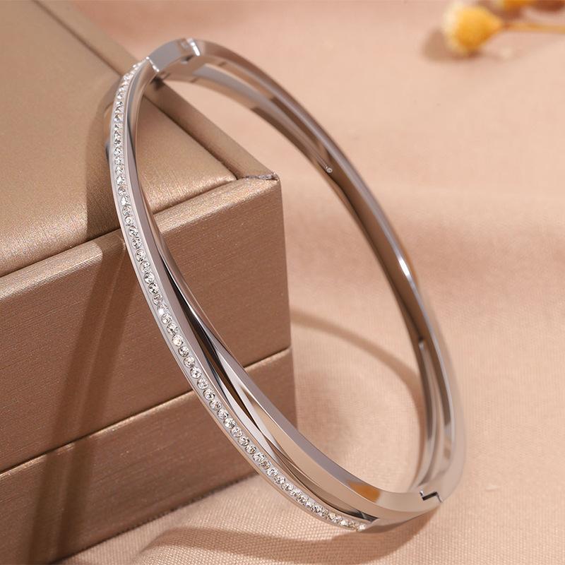 Hot-selling titanium steel bracelet, girls' high-end sense of fashion, popular light luxury in Europe and the United States, Gypsy star love diamond