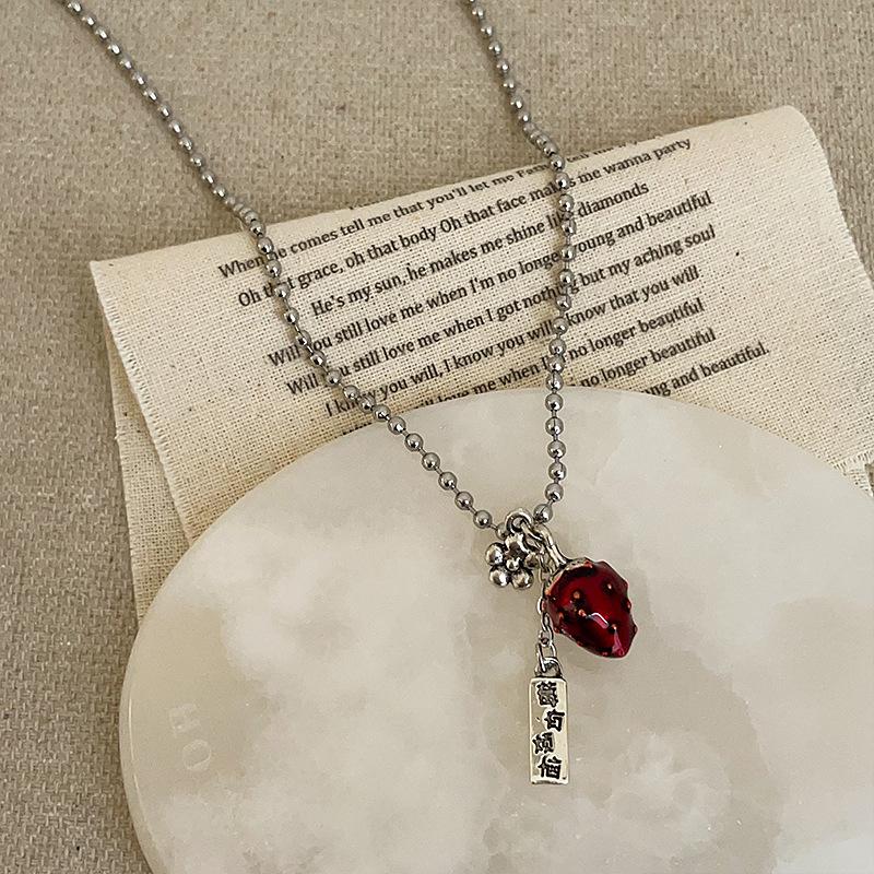 

Berry Troubles Red Dripping Oil Strawberry Ожерелье Серьги-гвоздики Женский Нишевый Дизайн Чувство Личности Темперамент Цепочка на шею Цепочка на свитер