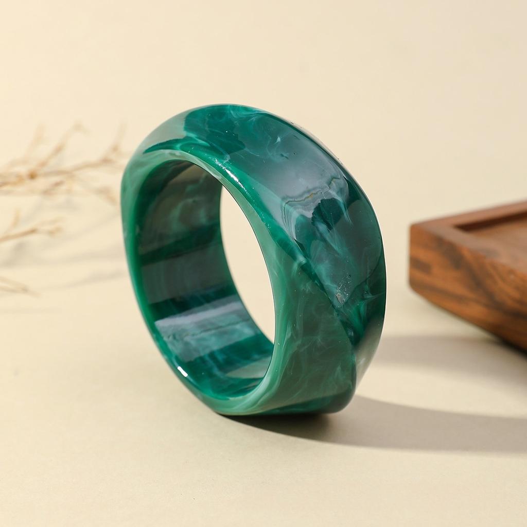 Neues farbenfrohes unregelmäßiges breites Acryl-Armreif für Damen Koreanische Harz klobige geometrische Armreifen Sommer beliebter Schmuck Geschenke