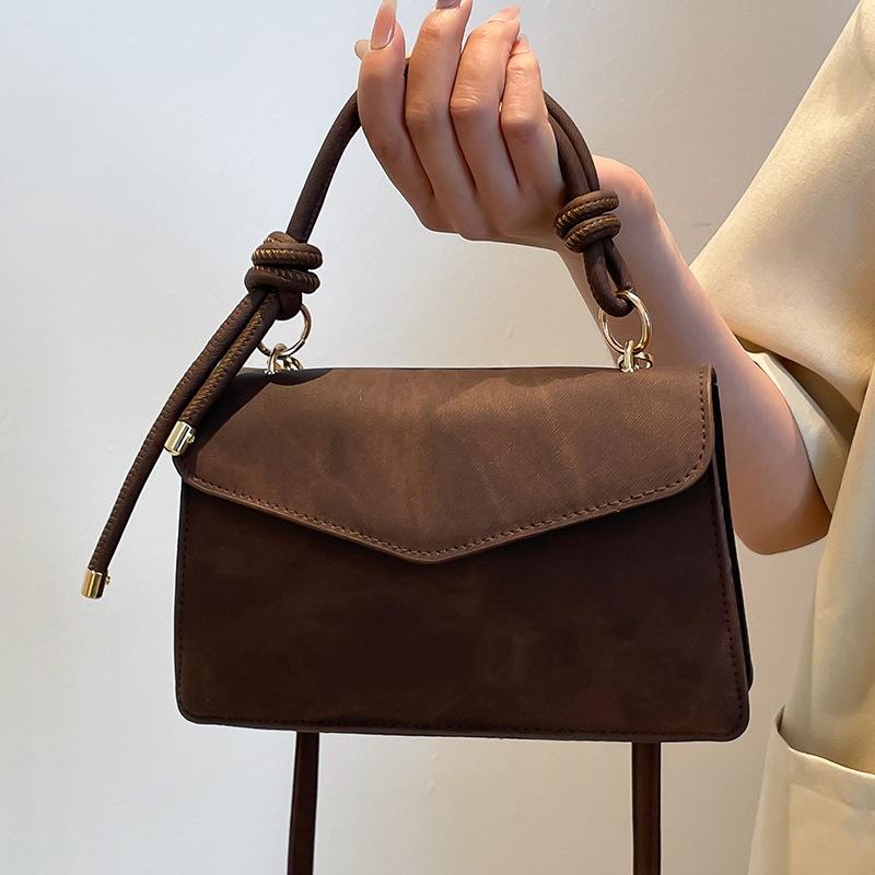 Ta mała kwadratowa torebka jest prosta, modna, wszechstronna i stylowa. To jednoramienna torba crossbody