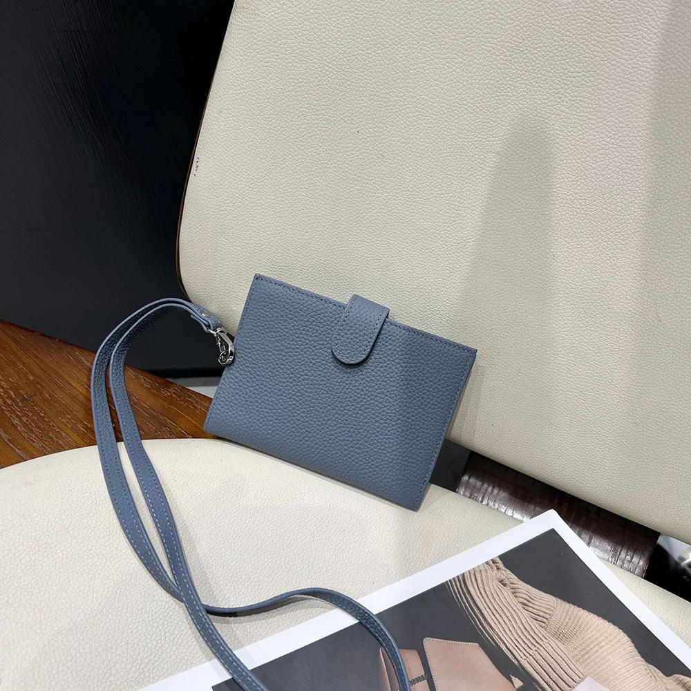 

2025 Женские кошельки из натуральной кожи с кожаной подвесной веревкой Первый слой из коровьей кожи Держатель для паспорта и карт Портативный короткий кошелек светло-синий