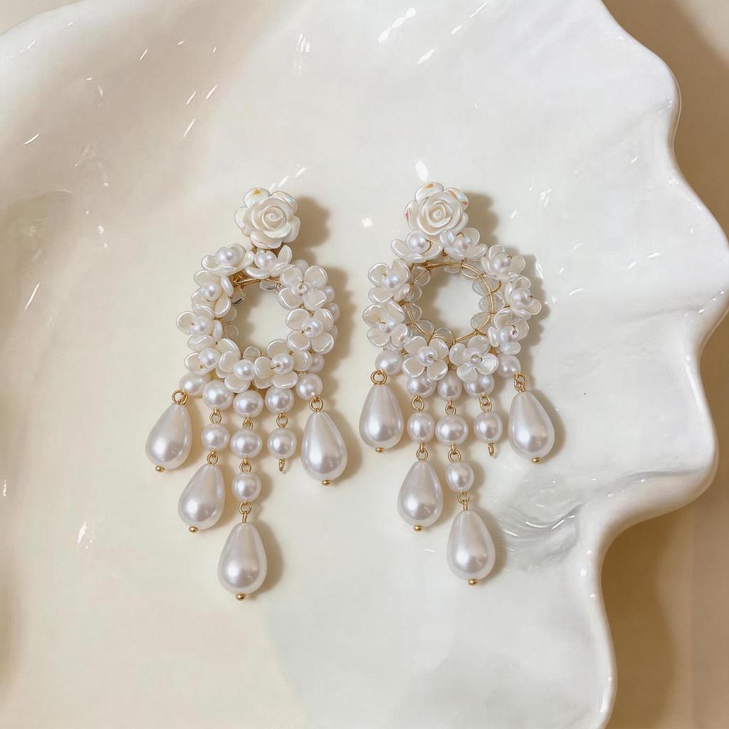 Elegante Retro-Ohrringe mit Perlen und Harzblumen