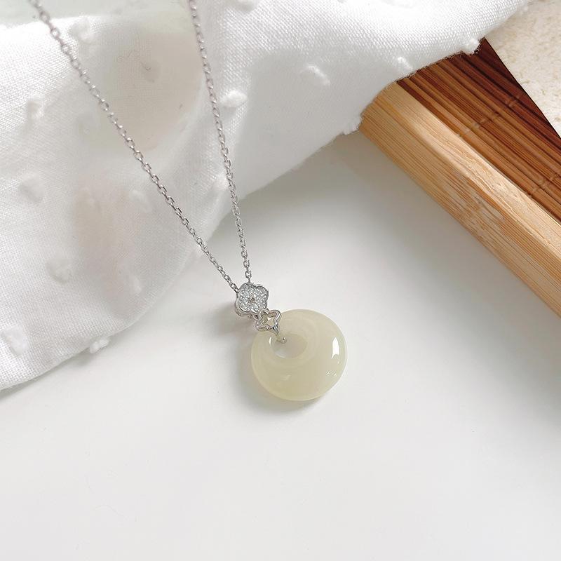 Colier nou chinezesc cu cataramă de siguranță în formă de floare cu patru petale, cu stil feminin, lanț avansat nou pentru guler