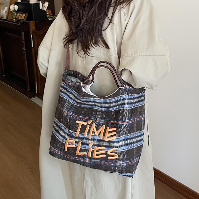 

Retro Plaid Embroidered Letter Tote: Large Capacity Crossbody Shoulder Bag синий