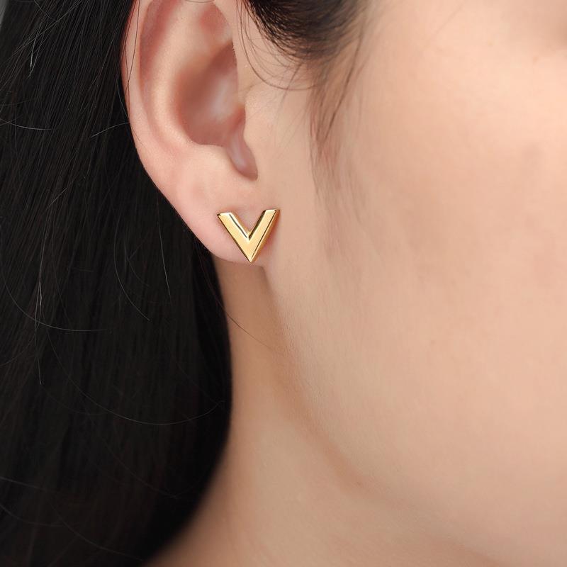 2024 Elegant Gold V Letter Necklace for Women - Summer Light Luxury Clavicle Chain, Tarnish-Resistant Tanabata Edition.