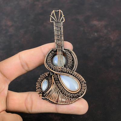 Pendentif Pierre de Lune Arc-en-ciel Pendentif Enveloppé de Fil de Cuivre Pendentif Pierre Précieuse Naturelle Très Joli Bijou en Cuivre Cadeau Pour Elle Pendentif Design Guitare