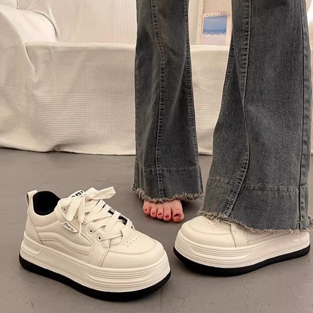 

Супер-пожарные высококачественные маленькие белые туфли на толстой подошве для женщин 2024 года, новые весенние и осенние универсальные туфли для скейтбординга, популярная повседневная спортивная обувь 40