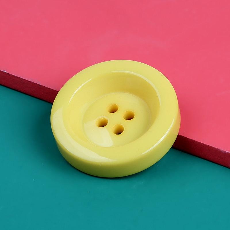 

Высококачественные цветные утолщенные пуговицы Женская одежда Кашемировое шерстяное пальто Пуговицы Смола Черные круглые пуговицы на четыре отверстия Yellow * 34L = 21.0 MM * Round