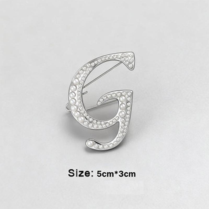 

26 English Letters Pearl Brooches Lapel Pins Female Corsage Luxury Jewelry Gifts For Women Accessories