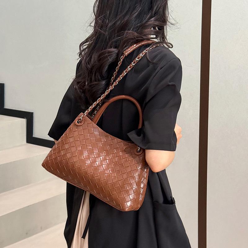 2026 Fashionable Woven Texture Bucket Handbag: High-End Chain Shoulder & Crossbody Versatile Commuter Bag