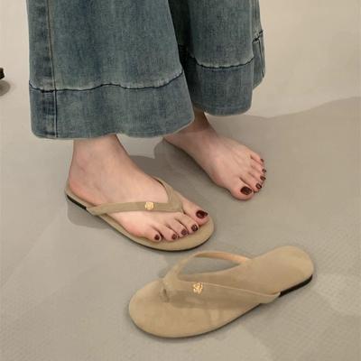 French Xiaoxiangfeng Flat-bottomed Flip-flops Women's Outer Wear 2025 Summer Versatile Soft-bottomed Beach Vacation Toe Cool Slippers