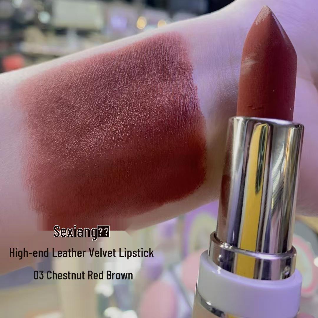

High Luxury Velvet Matte Lipstick in True Red: Rich Color, Gentle Skin-Brightening, Sophisticated Finish.