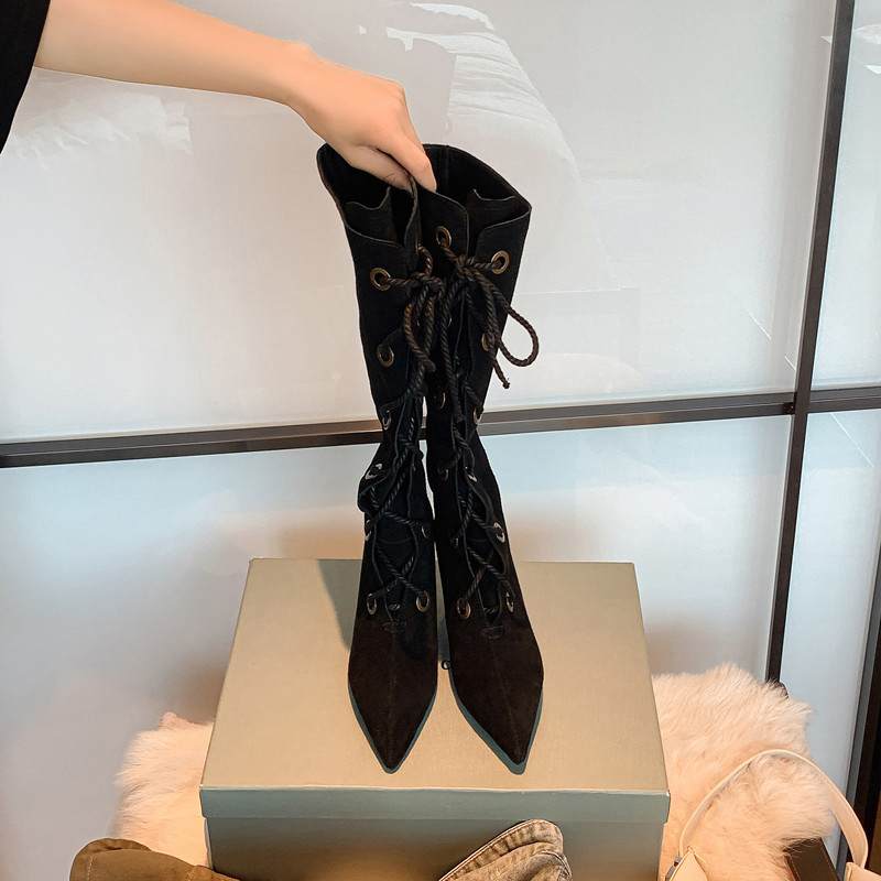 Krazing Pot Chaussures en daim de vache pour femme, cuissardes hautes à bout pointu, talons hauts et lacets avec pompon, collection automne-hiver