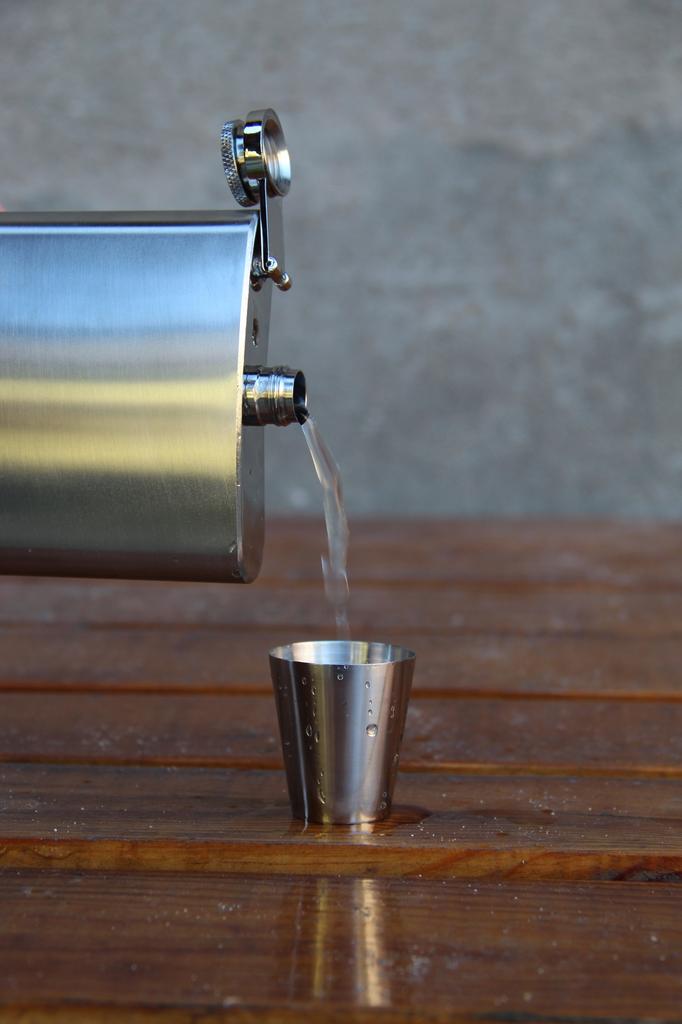 Elegant Silver Hip Flask with Four Gentelo Glasses