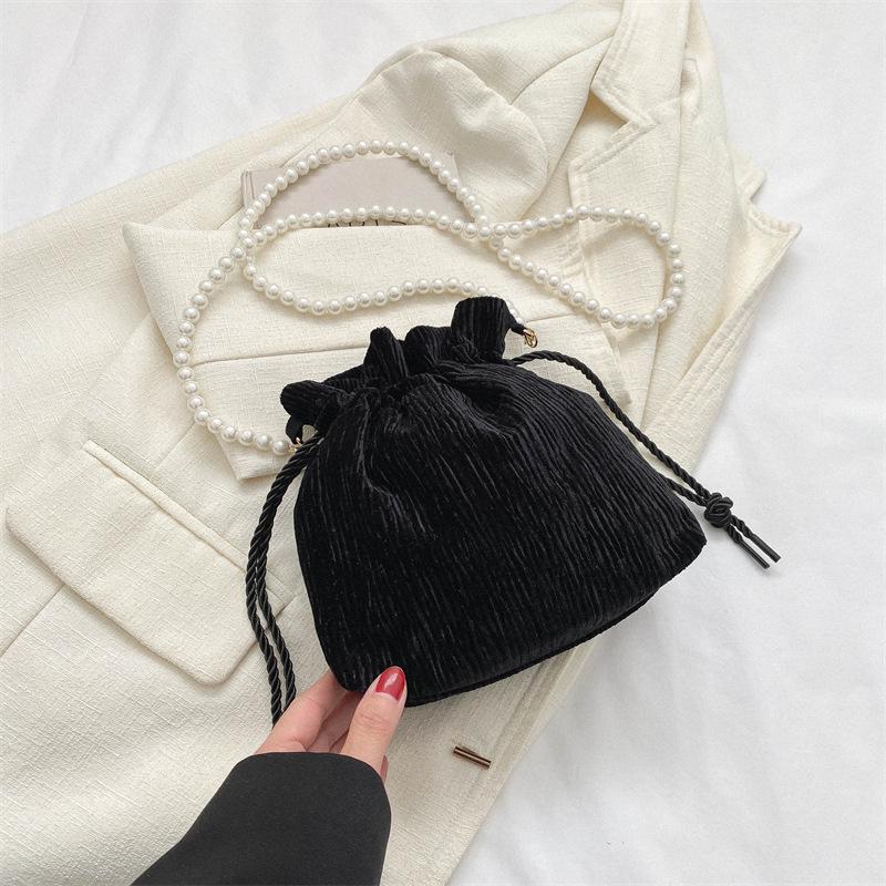 

2024 зимняя новая сумка женская повседневная сумка-мессенджер модная сумка через плечо нишевая сумка-ведро чёрный