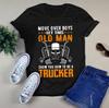 Toglietevi di mezzo ragazzi, lasciate che questo vecchio vi mostri come si fa il camionista T-shirt da uomo e da donna con teschio