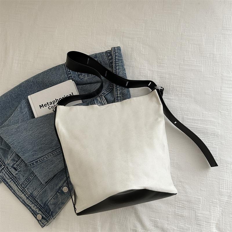 Light luxury exquisite chain, portable bucket bag, female niche design, foreign style, high value sense, pumping belt, shoulder messenger bag