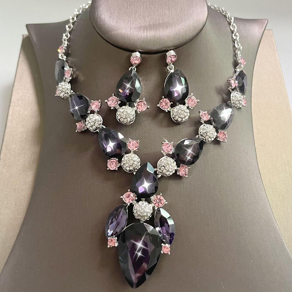 Elegantná svetlá luxusná retiazka na kľúčnu kosť: Trblietavý diamantový náhrdelník s strapcami, náušnice, sada náramkov - Dámske európske a americké módne doplnky