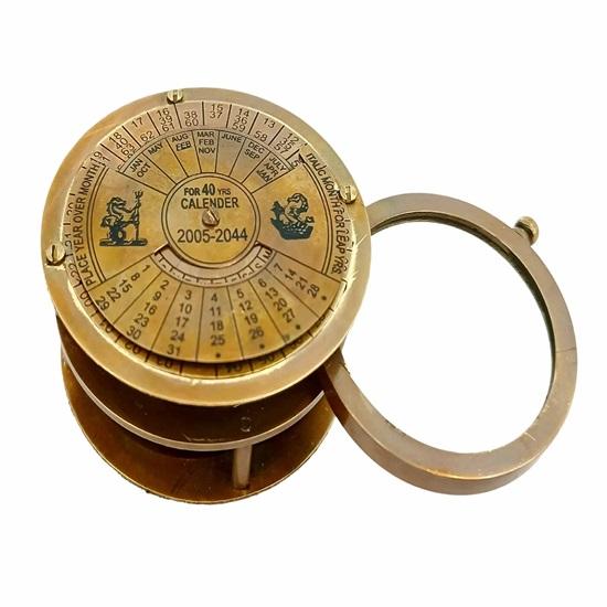 Strumento da Scrivania 3 in 1, Calendario 50 Anni, Lente d'Ingrandimento Bussola in Uno con Custodia in Pelle per Lavorare Facilmente e Trasportare, Da Usare come Regalo, Oggetti da Collezione