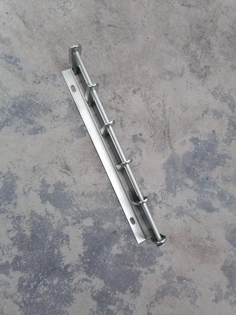 Medium-Thick Single-Pole Hot-Dip Galvanized Power Line Rack with Porcelain Insulators