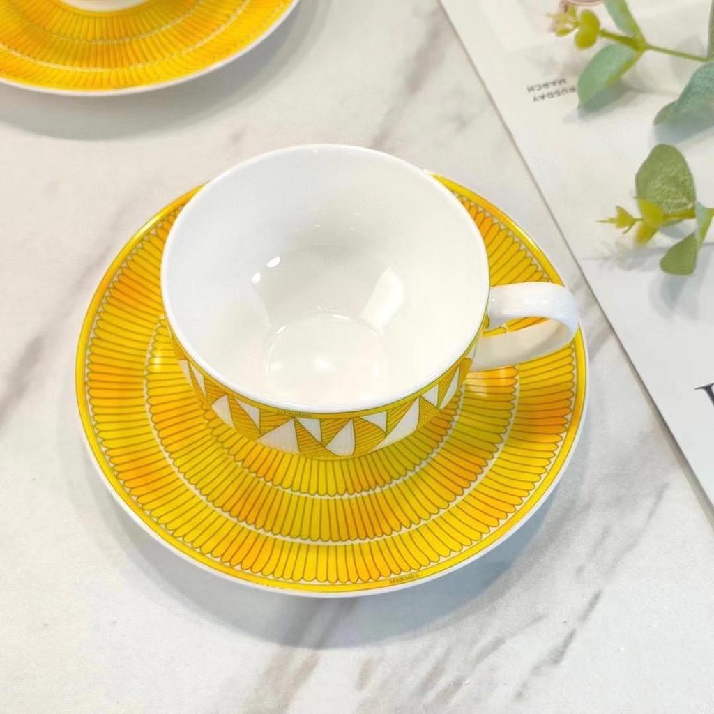 European Gold Carriage Woven Pattern Bone China Tea Cup & Saucer - High-End Exquisite Afternoon Set.