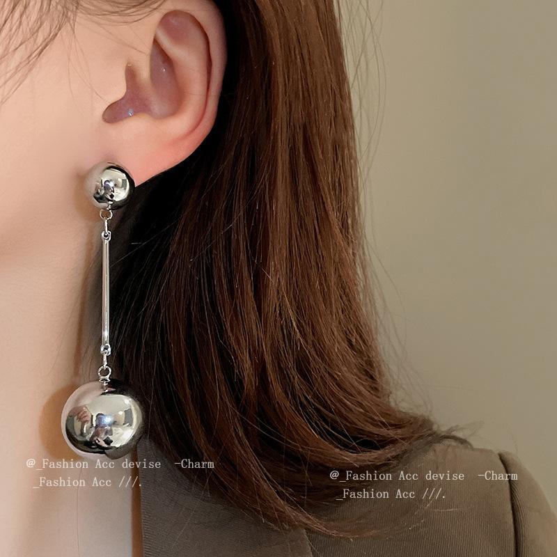 Silver Needle Metal Ball Tassel Earrings Personality Exaggerated Design Sense Earrings Simple Fashion Cold Wind Earrings