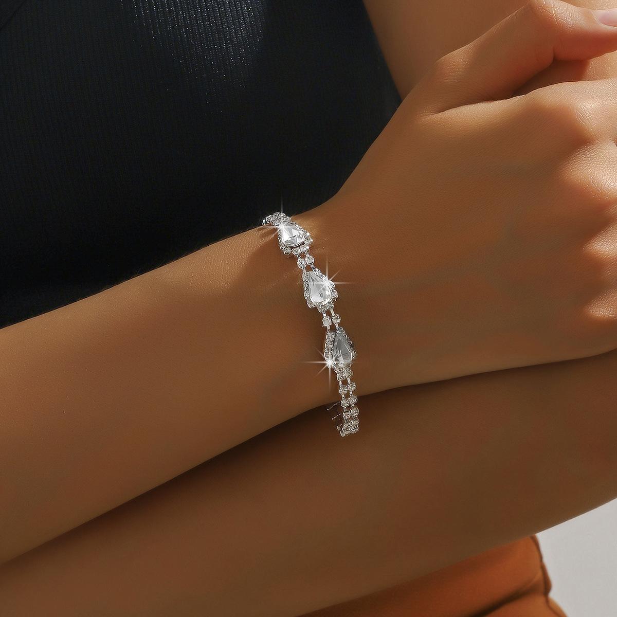 

Diamond-Encrusted Water Drop Flower Pendant Necklace Set, Heavy Industry Exquisite Collarbone Chain, Fashionable Light Luxury High-End Item Decoration