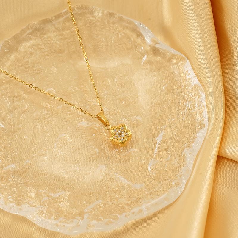Exquisite And Beautiful Titanium Steel Flower-Shaped Pendant With Diamonds And Gold-Plated Non-Fading Women'S Necklace Jewelry