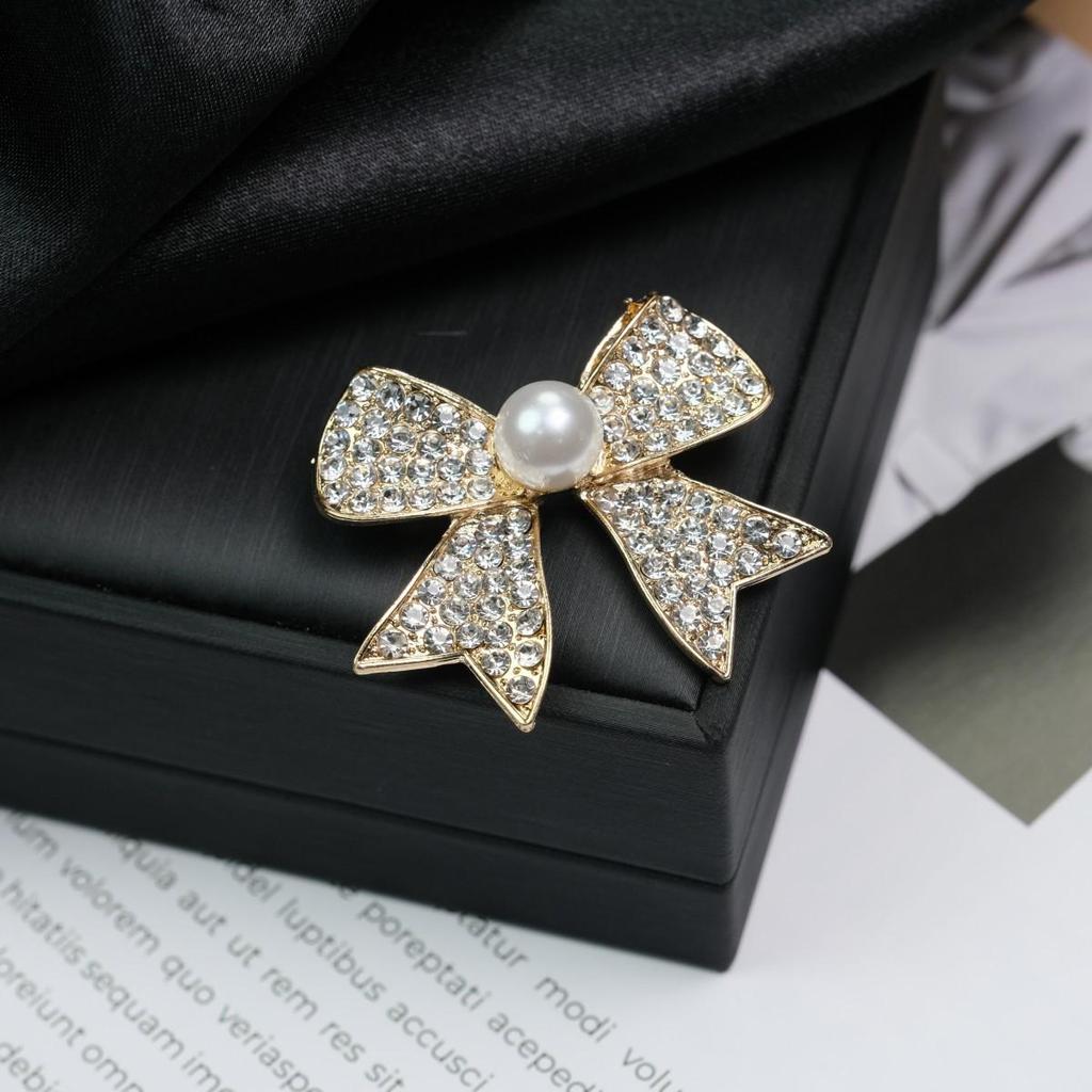 Elegant Versatile Light Luxury Corsage Brooch with Niche Design - Anti-Exposure Pin