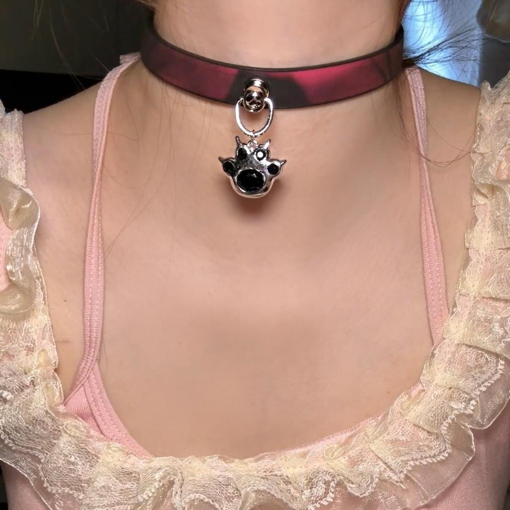 Chique Pittige Meisje Leren Bel Choker Ketting – Uniek Minderheidsontwerp