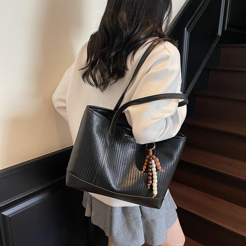 Popular bags women's large-capacity new autumn and winter versatile casual shoulder bag commuter tote bag