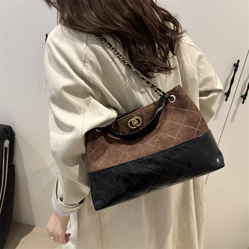 Premium large-capacity bag women's new versatile chain messenger bag fashionable commuter shoulder armpit bag