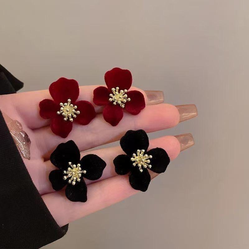 Fashion Red Velvet Geometric Flower Stud Earrings for Women Unusual Earrings Vintage Ear Jewelry Wedding Party Accessories Gifts