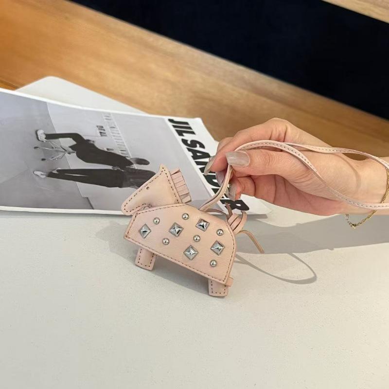 Üst Düzey El Yapımı Deri Zırhlı Savaş Atı Kolye Ucu Moda Gümüş Perçinli At Çantası Süsü Aksesuarları Araba Kolye Ucu Doğum Günü Hediyesi