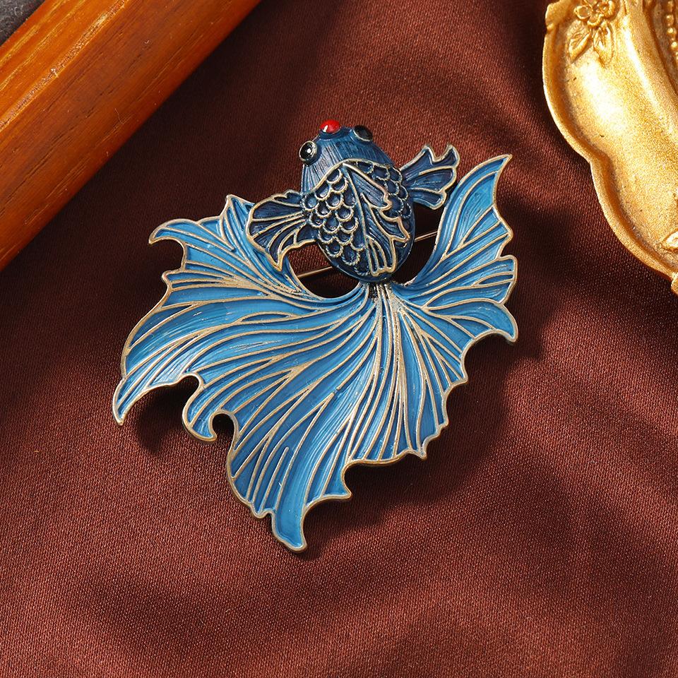 

Новая брошь в виде золотой рыбки в китайском стиле с имитацией выжженной синей капли масла, простая элегантная булавка, аксессуары для корсажа в стиле ципао