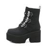 Gdgydh Rivetti sexy Stivali Demoia neri Stivali da donna con decorazione in metallo Piattaforma Tacchi gotici con fibbia a pipistrello Stivaletti da donna Taglie forti