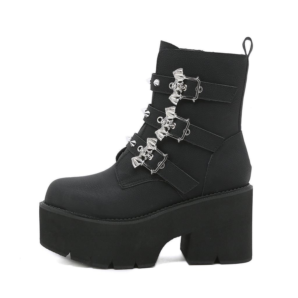 Gdgydh Rivetti sexy Stivali Demoia neri Stivali da donna con decorazione in metallo Piattaforma Tacchi gotici con fibbia a pipistrello Stivaletti da donna Taglie forti
