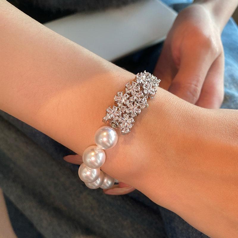 Prosperous full diamond pearl bracelet niche fashion design sense exquisite versatile bracelet light luxury high-end jewelry wholesale
