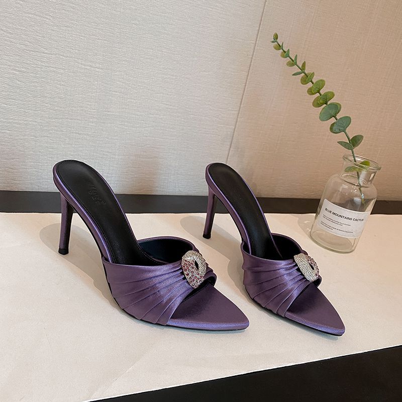 2025 Sommer neue spitze Satin Strass Metall Schnalle plissiert coole Slipper dünner Absatz tragen offen Zehen hohe Absätze Frauen